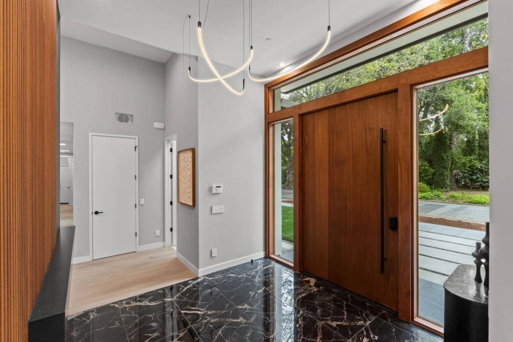 Palo Alto, CA 94301,90 Crescent DR
