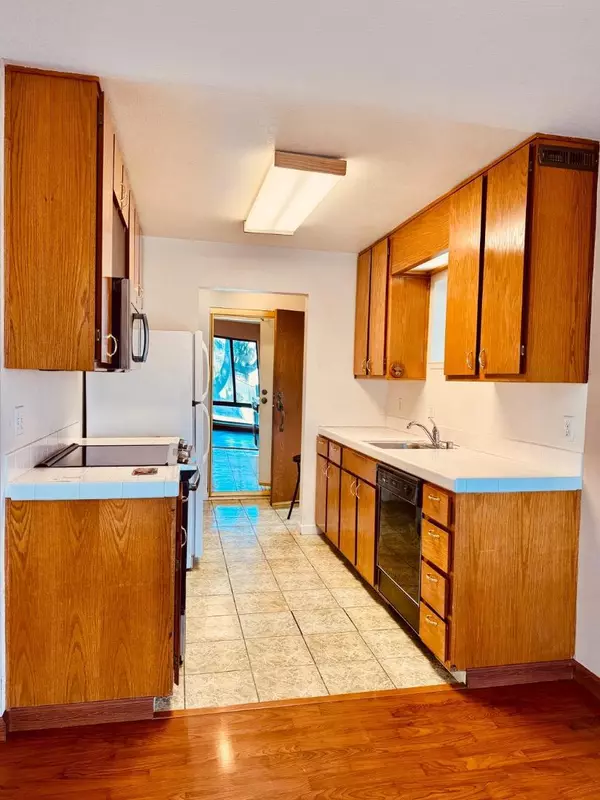 Half Moon Bay, CA 94019,460 Pine AVE