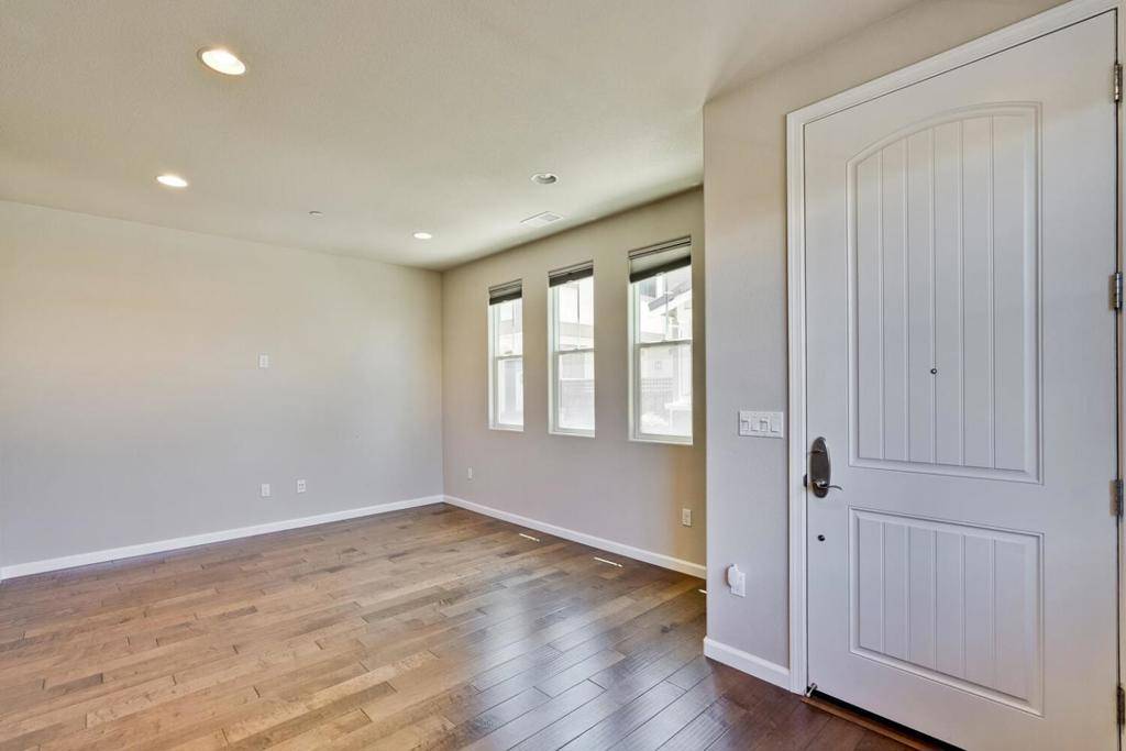East Palo Alto, CA 94303,867 Maple PL