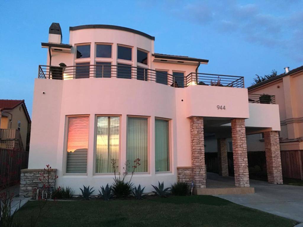 Santa Cruz, CA 95060,944 W West Cliff DR
