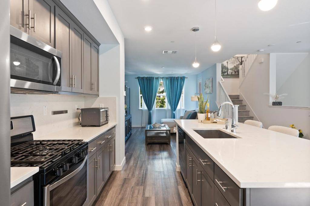 Mountain View, CA 94043,320 Circuit WAY