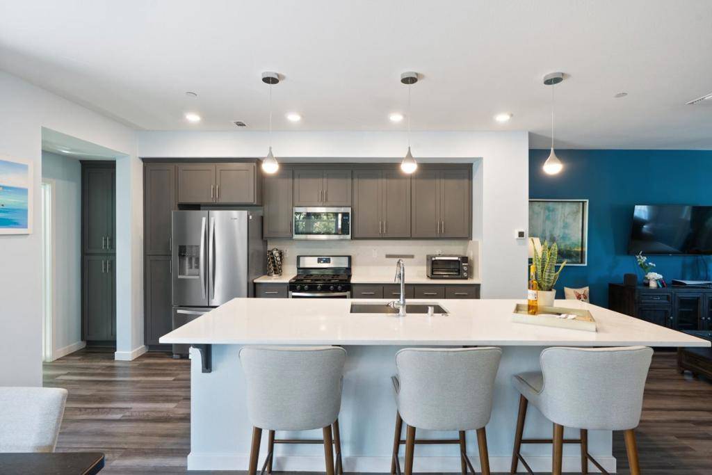 Mountain View, CA 94043,320 Circuit WAY