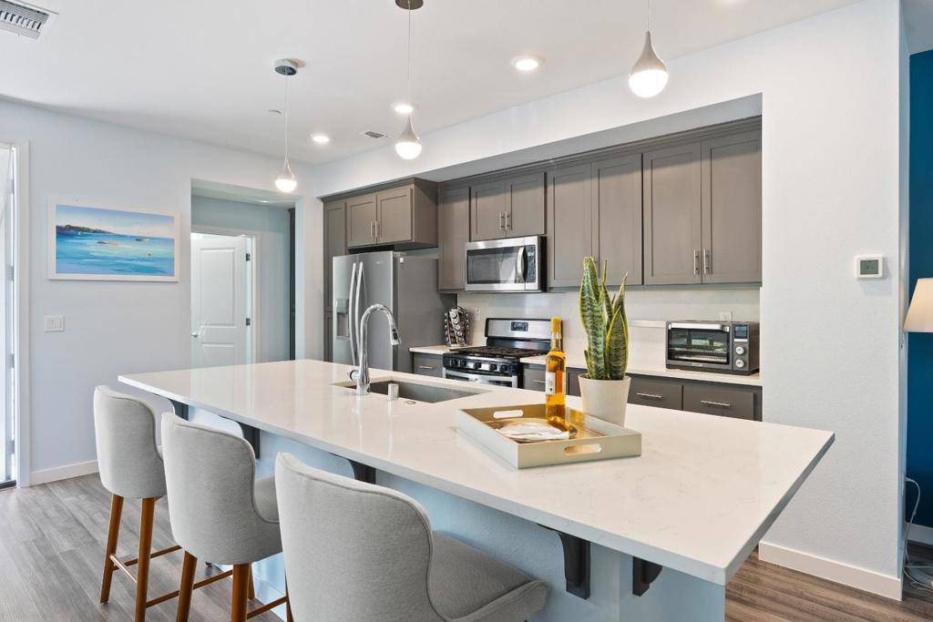 Mountain View, CA 94043,320 Circuit WAY