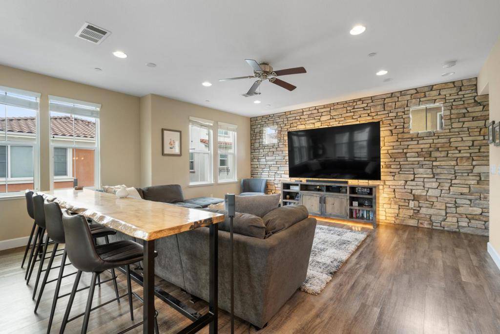 574 Selby LN, Livermore, CA 94551