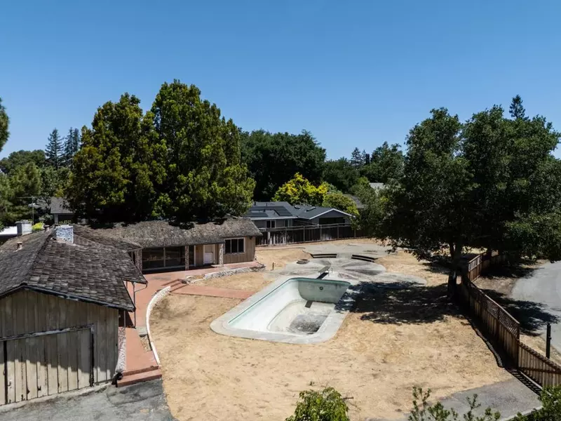 225 Live Oak LN, Los Altos, CA 94022