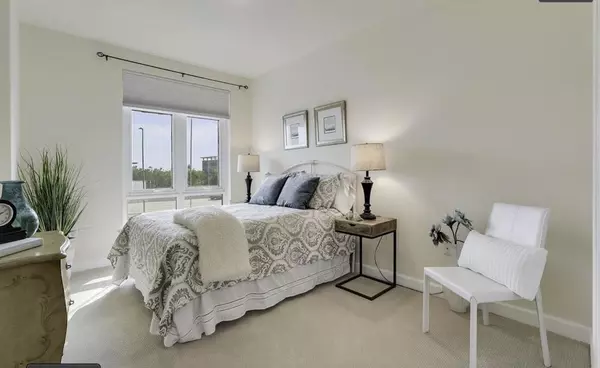 Oakland, CA 94607,423 7th ST #208