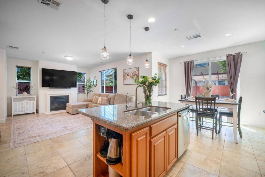Gilroy, CA 95020,250 Robin Place