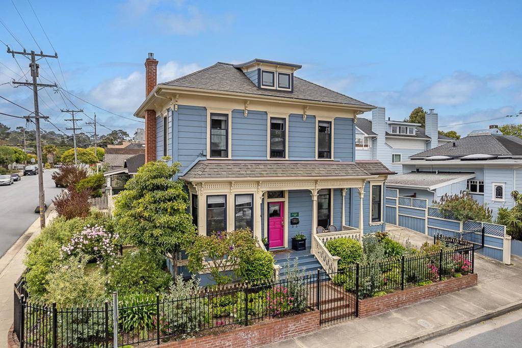 543 Spruce AVE, Pacific Grove, CA 93950