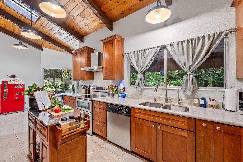 Santa Cruz, CA 95060,252 Nichols DR