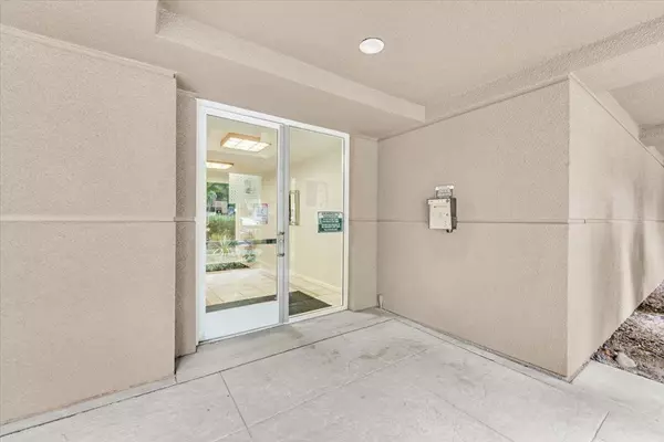 Oakland, CA 94618,180 Caldecott LN #202