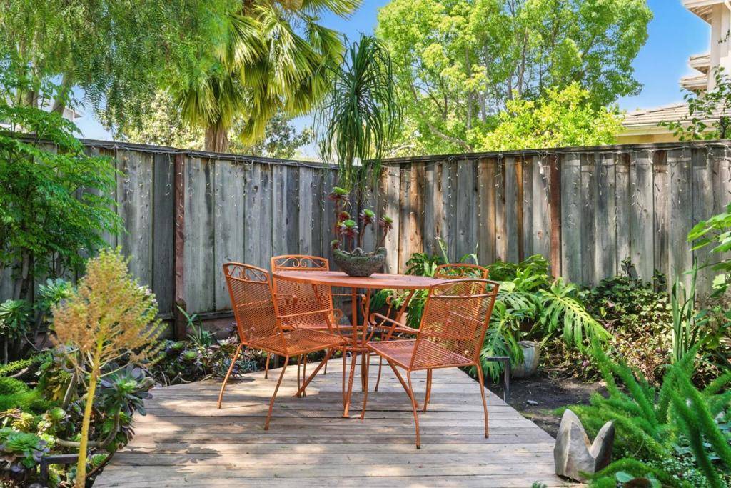 Palo Alto, CA 94303,964 Colonial LN