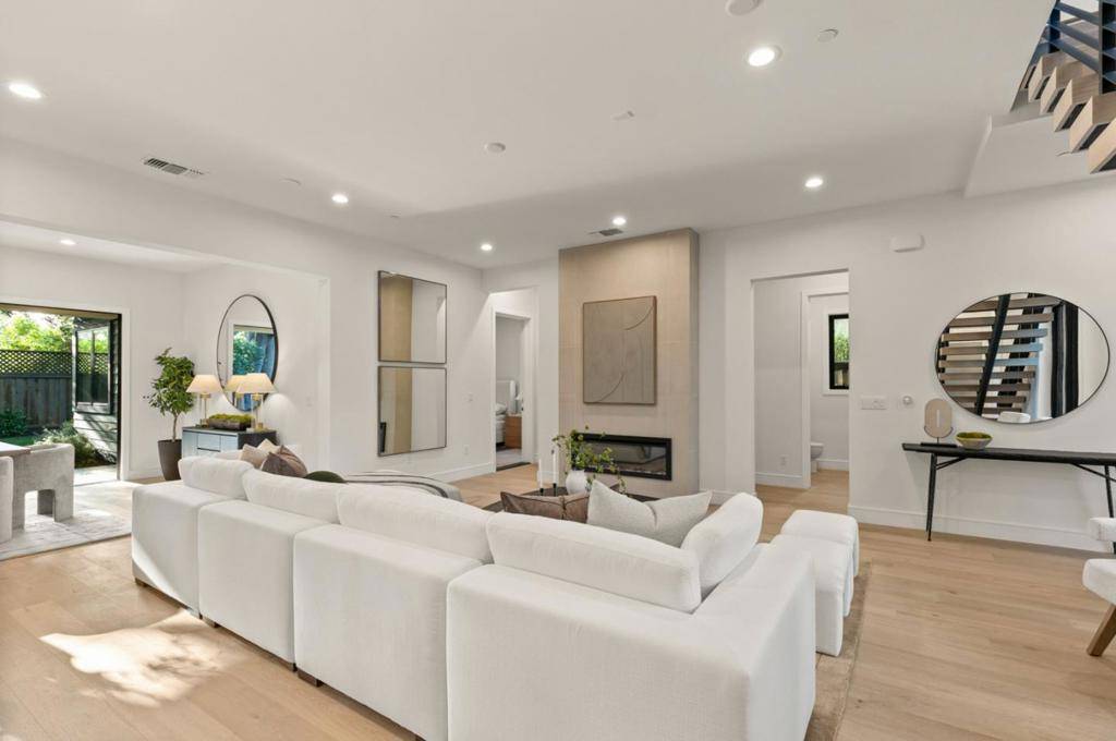 Mountain View, CA 94040,1060 Karen WAY