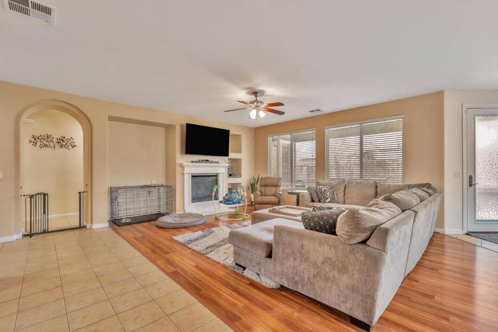 Los Banos, CA 93635,2072 Maximillian CT