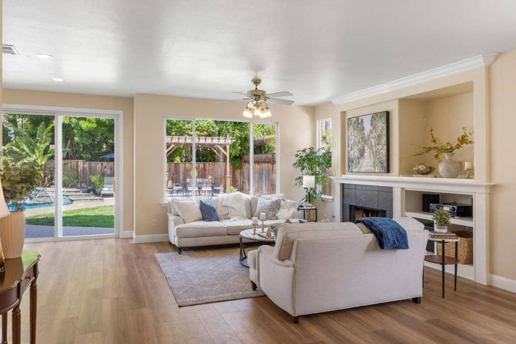Gilroy, CA 95020,895 Oak Brook WAY