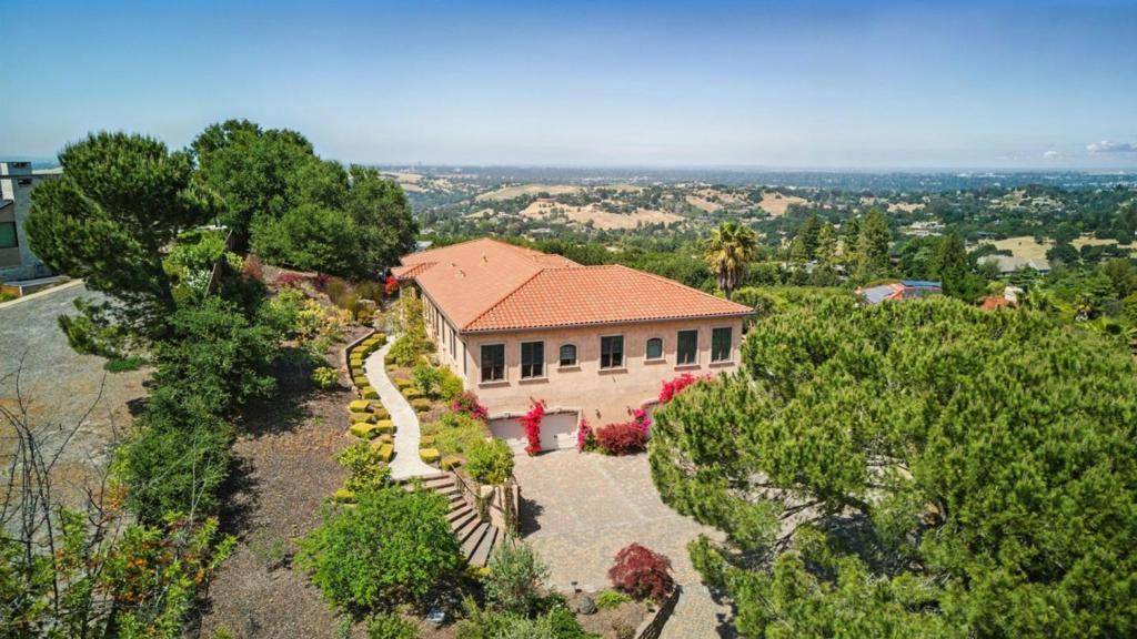 12252 Menalto DR, Los Altos Hills, CA 94022