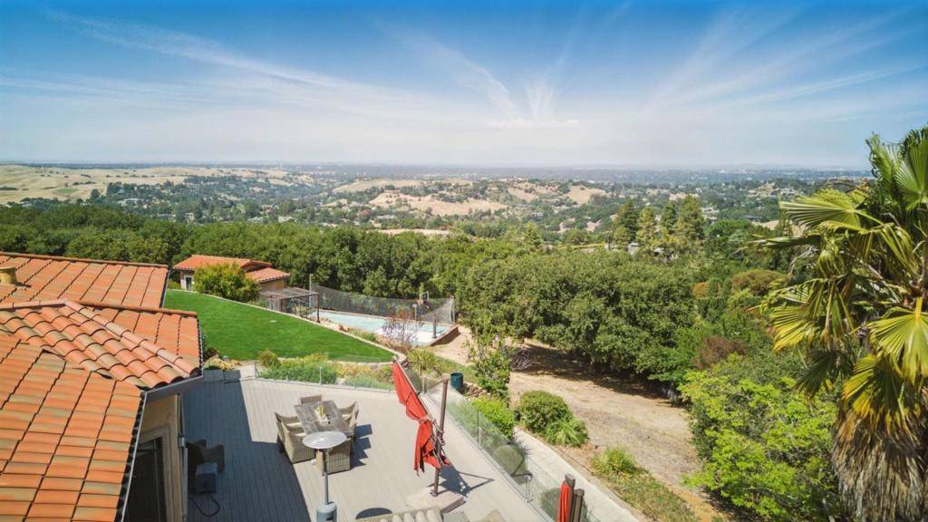 Los Altos Hills, CA 94022,12252 Menalto DR