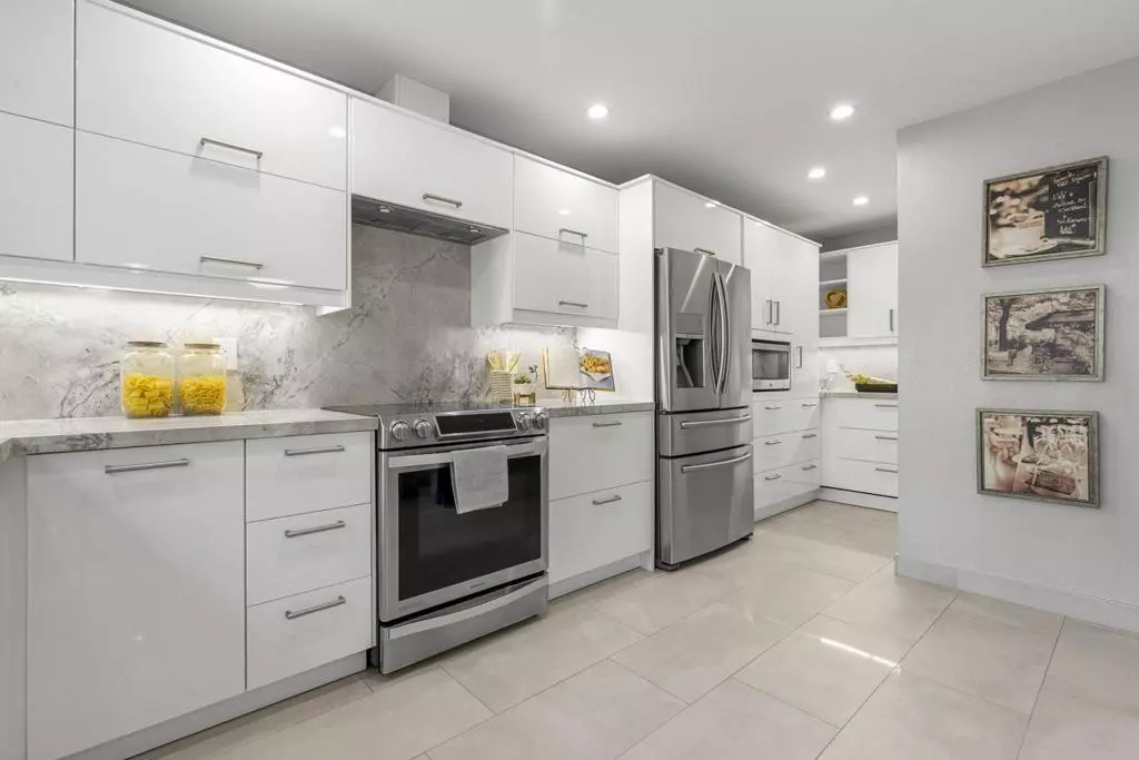 Los Gatos, CA 95032,230 Elm Wood CT