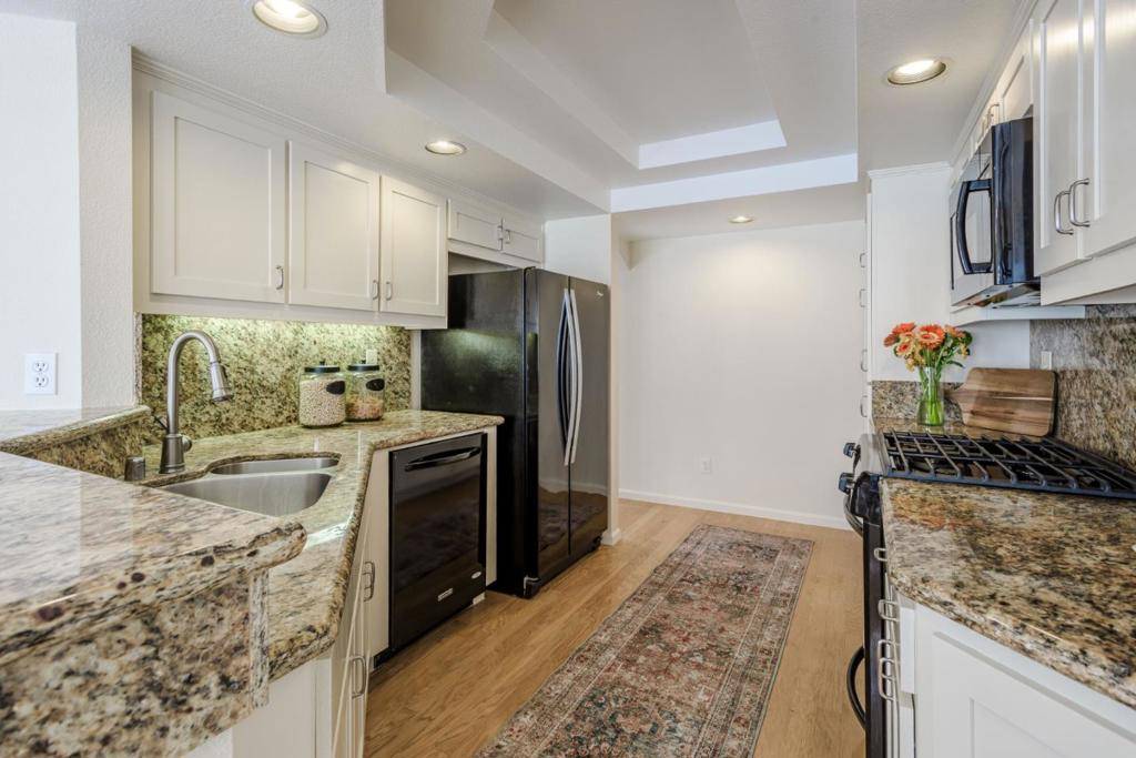 Half Moon Bay, CA 94019,30 Erin LN