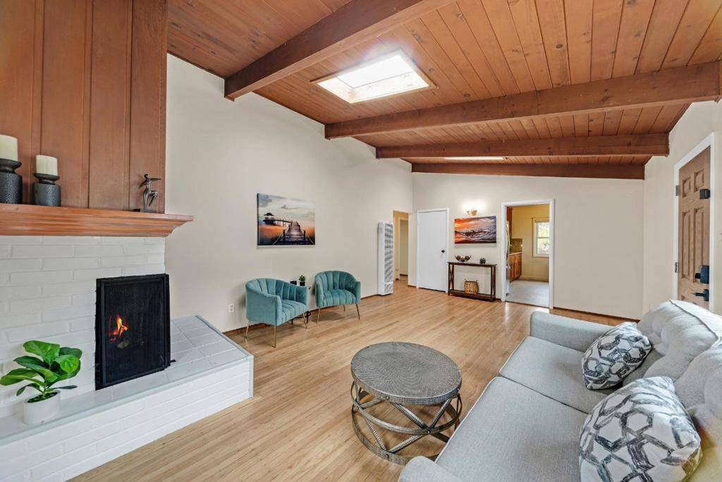 Pacifica, CA 94044,831 Edgemar AVE