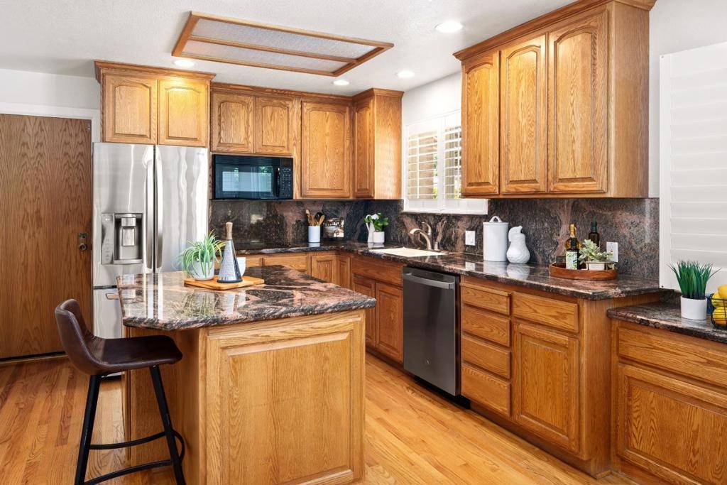 Palo Alto, CA 94306,880 Moana CT