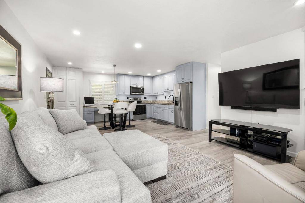 Capitola, CA 95010,825 Balboa AVE #102
