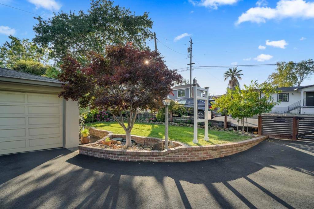 Redwood City, CA 94062,3037 Hopkins AVE