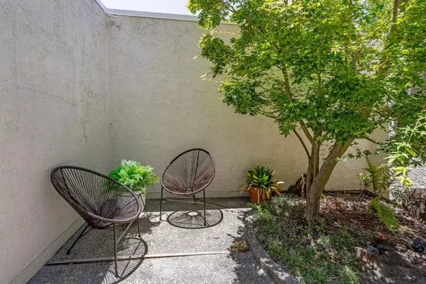 Menlo Park, CA 94025,2435 Sharon Oaks DR