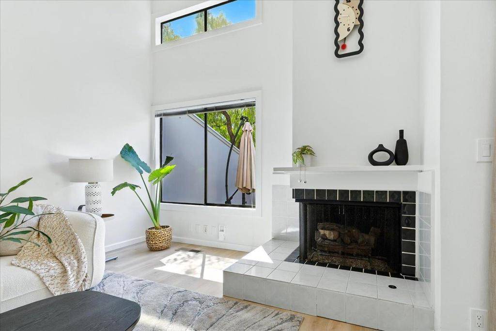 San Mateo, CA 94403,3383 Los Prados ST