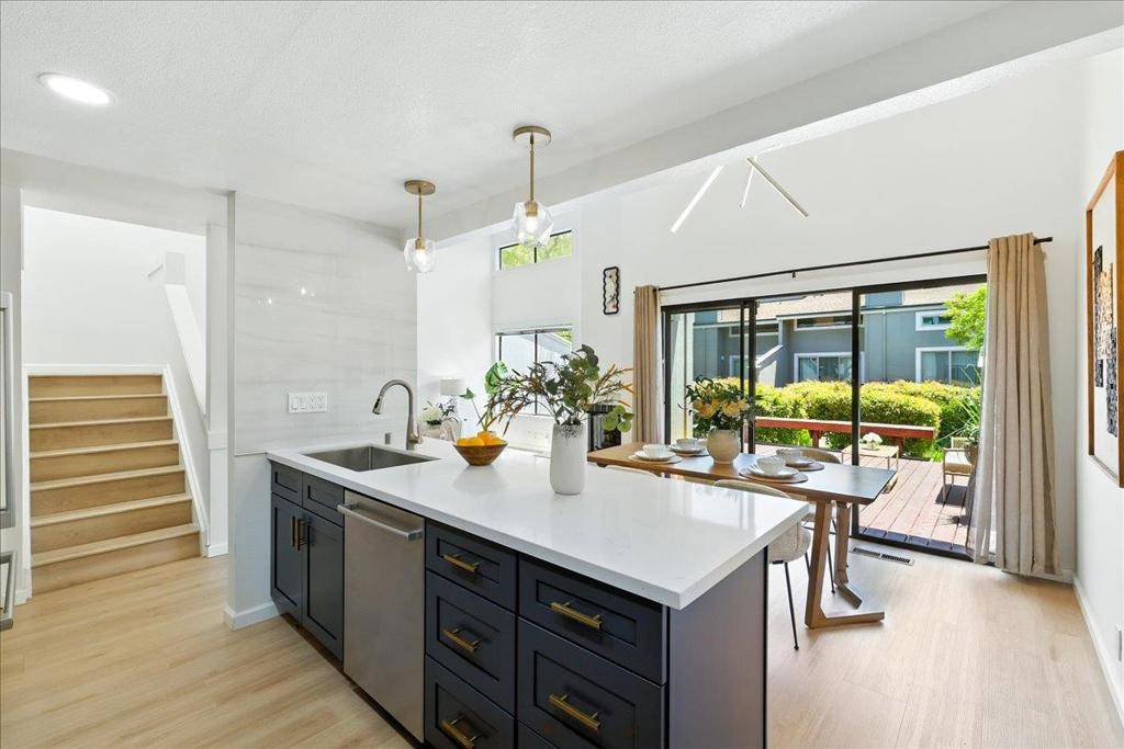 San Mateo, CA 94403,3383 Los Prados ST