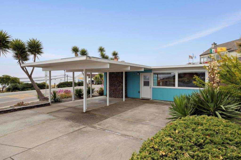 Half Moon Bay, CA 94019,990 Avenue Alhambra