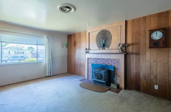 Salinas, CA 93901,824 Fairfax DR