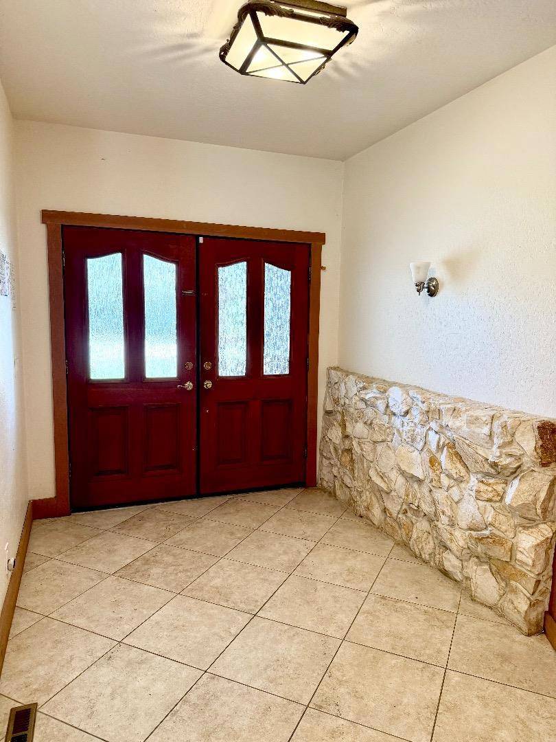 South Lake Tahoe, CA 96150,569 Lucerne WAY