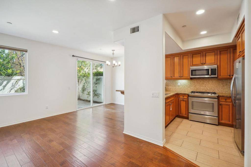 Van Nuys, CA 91401,5858 Levi LN