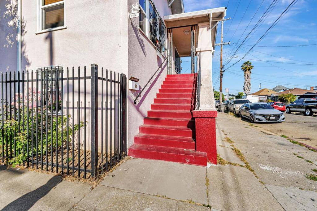 Oakland, CA 94601,3300 E 17th ST