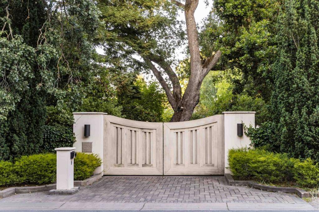 Atherton, CA 94027,188 Fair Oaks LN