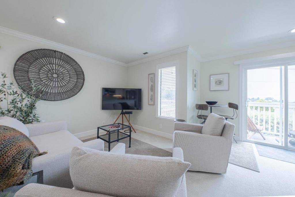 Monterey, CA 93940,585 Laine ST #10