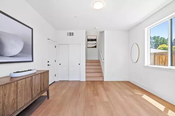 Redwood City, CA 94061,927 Woodside RD