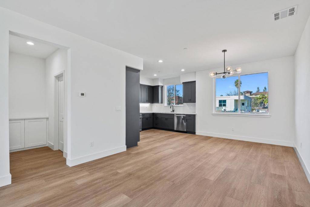 Redwood City, CA 94061,935 Woodside RD