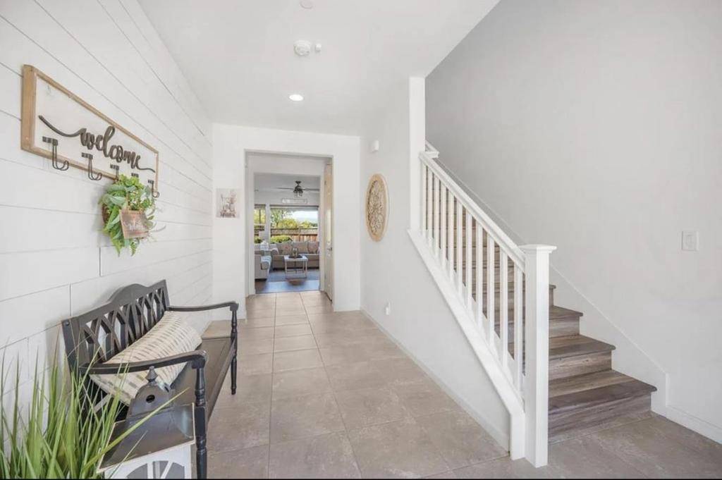 Gilroy, CA 95020,1061 Viognier WAY