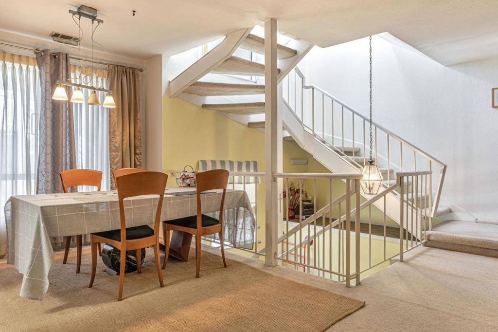 Belmont, CA 94002,2411 Carlmont DR #110