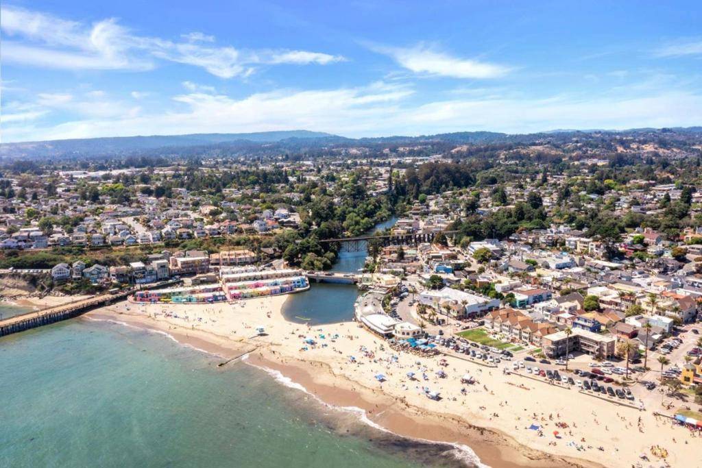 Capitola, CA 95010,111 Lawn WAY
