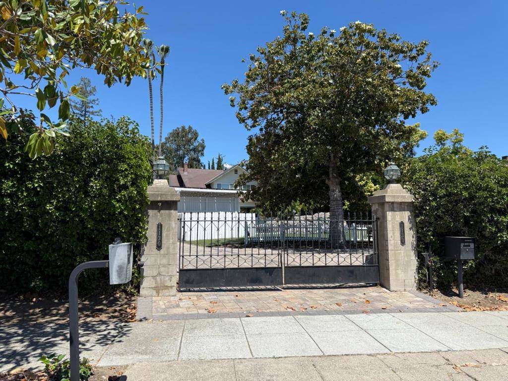 1130 Edgewood RD, Redwood City, CA 94062