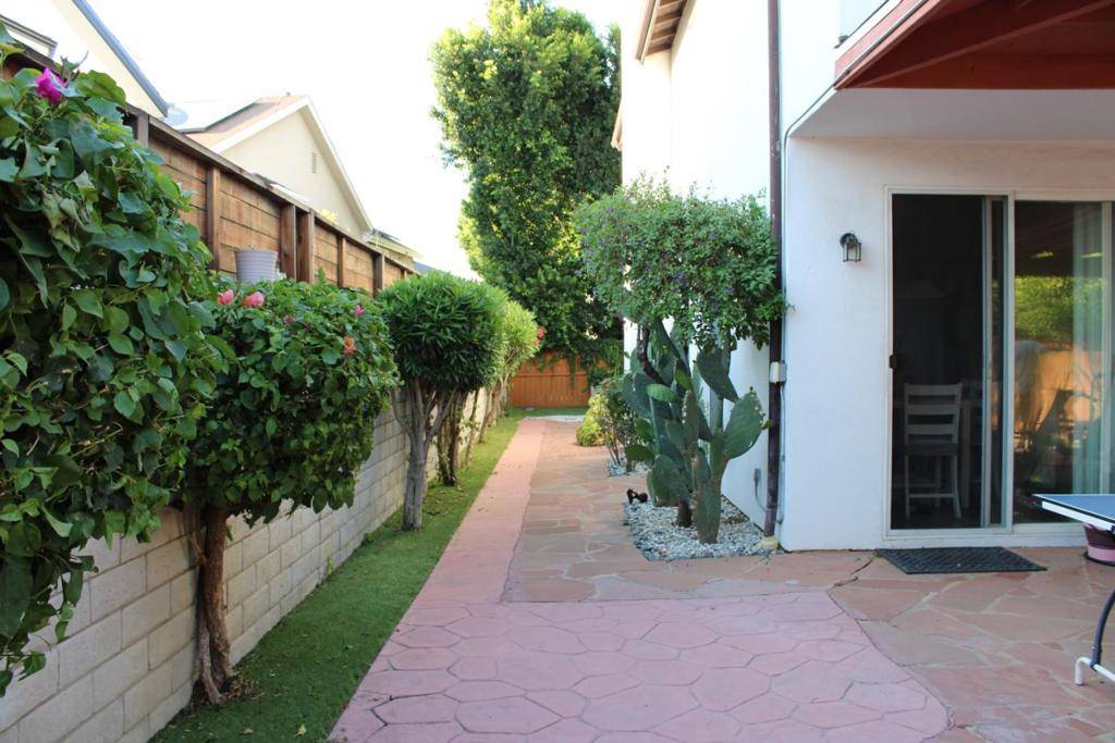 Tarzana, CA 91335,18120 Jaguar CT