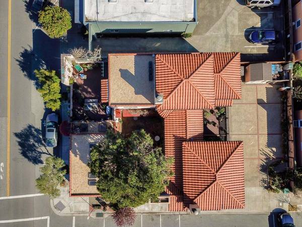 Half Moon Bay, CA 94019,725 Correas ST