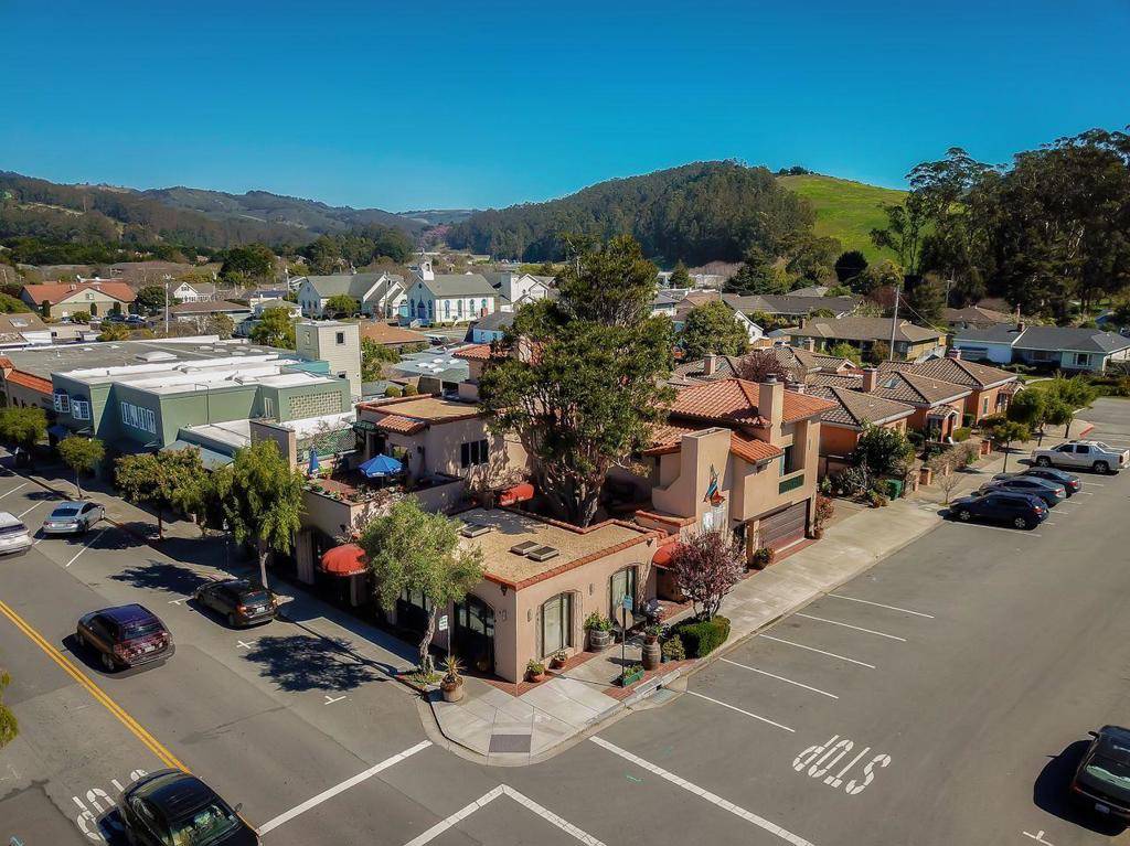 Half Moon Bay, CA 94019,725 Correas ST