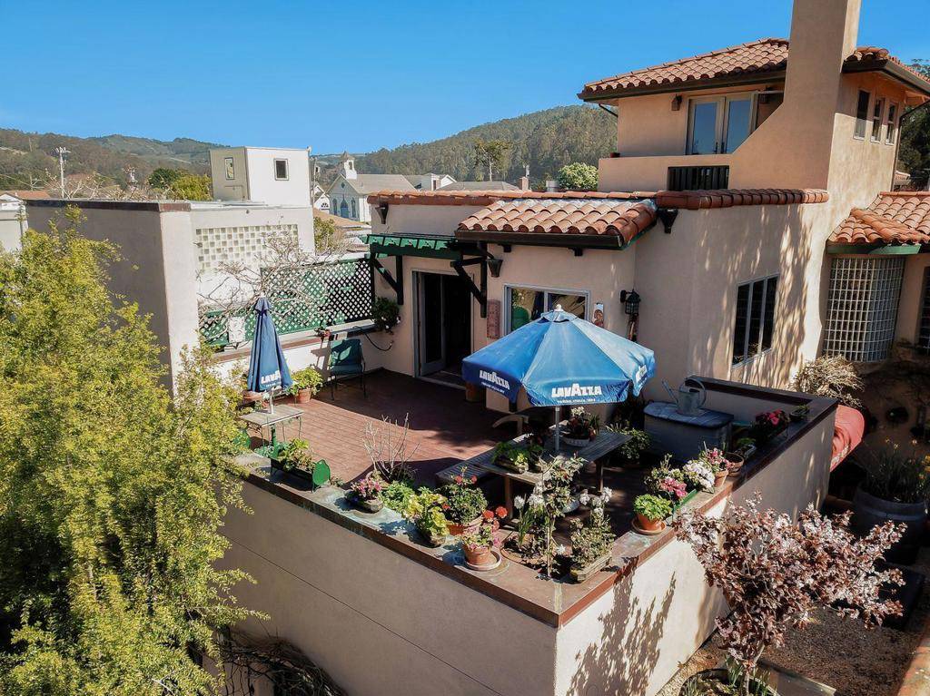 Half Moon Bay, CA 94019,725 Correas ST
