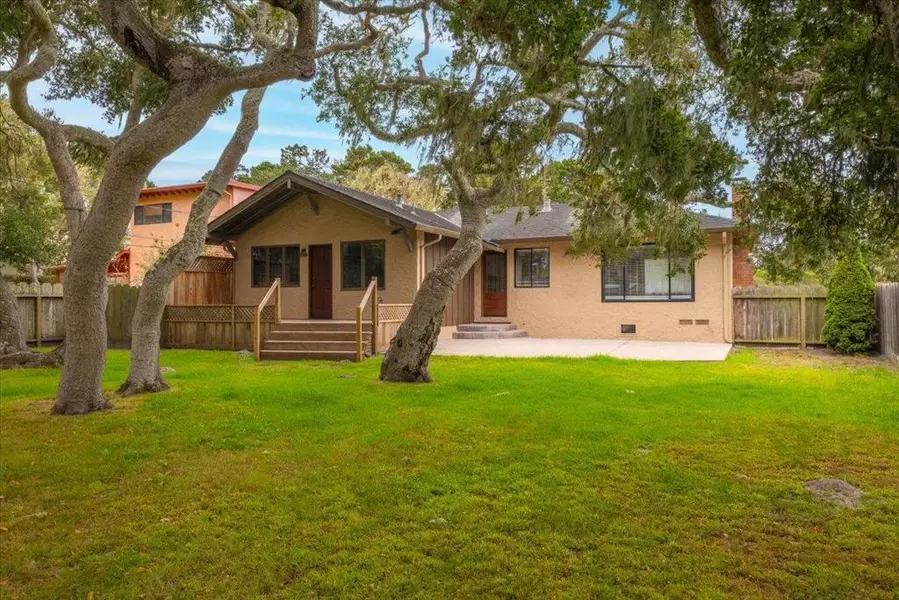 712 Sunset DR, Pacific Grove, CA 93950