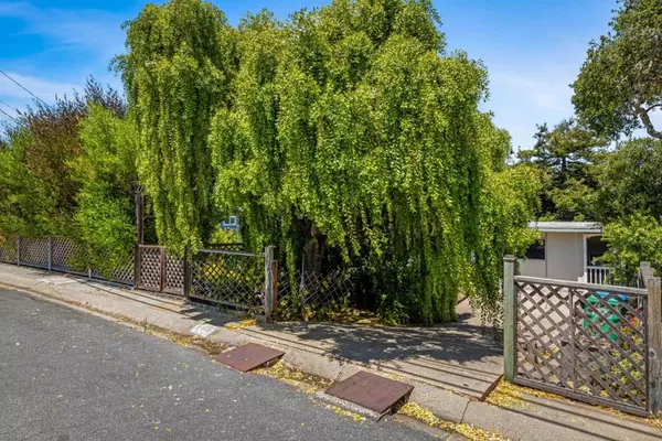 Del Rey Oaks, CA 93940,996 VIA VERDE