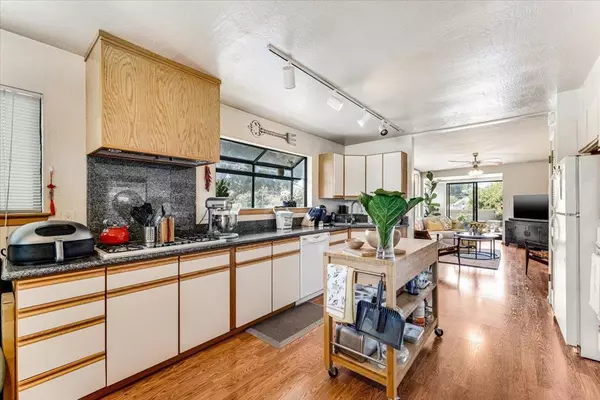 Capitola, CA 95010,522 Oak DR