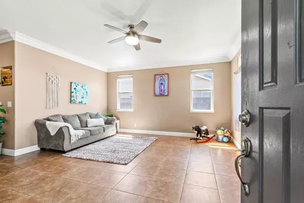 Hollister, CA 95023,921 Steinbeck DR